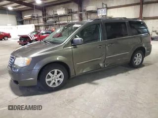 2010 Chrysler Town & Country Touring z VIN 2A4RR5D10AR260722, wystawiony jako Copart lot #53970305 z przebiegiem 181 144 mil mil oraz Szkoda całkowita • Salvage title. Historia ofert i sprzedaży dostępna na DreamBid. Obrazek 1.