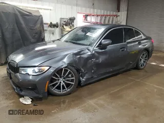 2020 BMW 3 Series 330i xDrive z VIN 3MW5R7J07L8B41075, wystawiony jako Copart lot #51858235 z przebiegiem 48 705 mil mil oraz Szkoda całkowita • Salvage title. Historia ofert i sprzedaży dostępna na DreamBid. Obrazek 1.