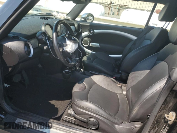 2013 MINI Convertible z VIN WMWZN3C54DT568237, wystawiony jako Copart lot #72354594 z przebiegiem 141 058 mil mil oraz Szkoda całkowita • Salvage title. Historia ofert i sprzedaży dostępna na DreamBid. Obrazek 7.