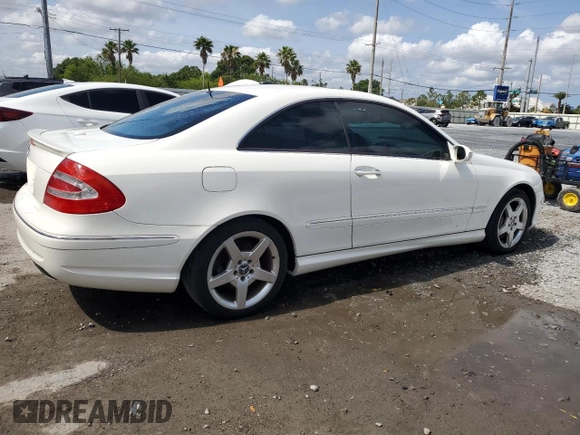 2005 Mercedes-Benz CLK 500 z VIN WDBTJ75J65F132140, wystawiony jako Copart lot #56175955 z przebiegiem 183 347 mil mil oraz Szkoda całkowita • Salvage title. Historia ofert i sprzedaży dostępna na DreamBid. Obrazek 3.