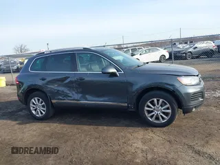 2014 Volkswagen Touareg Sport z VIN WVGEF9BP9ED010718, wystawiony jako IAAI lot #41786403 z przebiegiem 149 569 mil mil oraz . Historia ofert i sprzedaży dostępna na DreamBid. Obrazek 13.