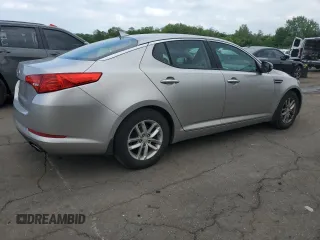 2012 Kia Optima LX z VIN 5XXGM4A70CG070588, wystawiony jako Copart lot #57240995 z przebiegiem 137 601 mil mil oraz Szkoda całkowita • Salvage title. Historia ofert i sprzedaży dostępna na DreamBid. Obrazek 3.