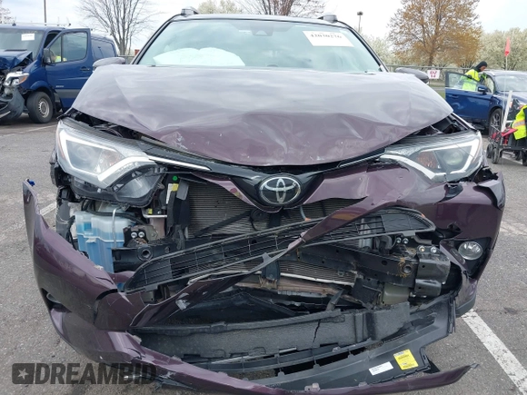 2018 Toyota RAV4 XLE with VIN 2T3RFREV5JW811742, listed as a IAAI auction lot 42030276 with 58,034 mi miles. Bid and sale history available at carsss.com. Image 12.