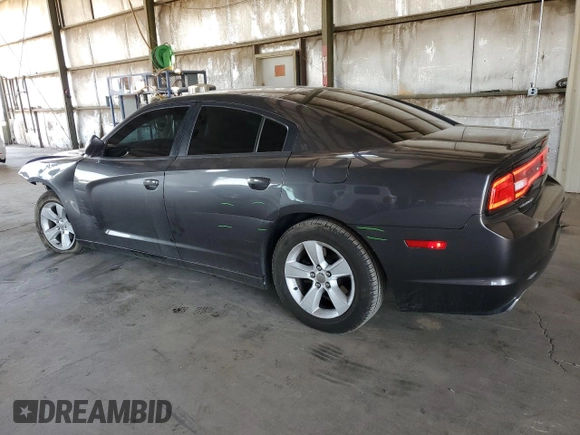 2013 Dodge Charger SE z VIN 2C3CDXBG4DH735185, wystawiony jako Copart lot #56763685 z przebiegiem 119 640 mil mil oraz Szkody całkowita. Historia ofert i sprzedaży dostępna na DreamBid. Obrazek 2.