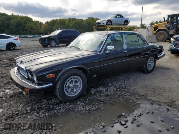 1986 Jaguar XJ z VIN SAJAV1341GC458926, wystawiony jako Copart lot #73985024 z przebiegiem 73 337 mil mil oraz Czysty tytuł • Clean title. Historia ofert i sprzedaży dostępna na DreamBid. Obrazek 1.