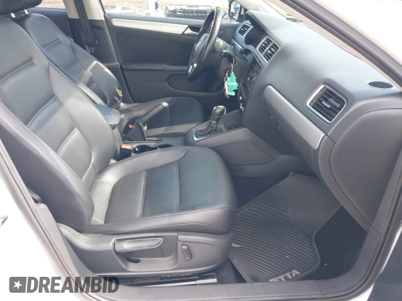 2014 Volkswagen Jetta SE z VIN 3VWD17AJ2EM201544, wystawiony jako IAAI lot #42190501 z przebiegiem 160 137 mil mil oraz . Historia ofert i sprzedaży dostępna na DreamBid. Obrazek 5.