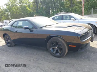 2018 Dodge Challenger SXT z VIN 2C3CDZAG8JH276686, wystawiony jako IAAI lot #42425881 z przebiegiem 69 970 mil mil oraz . Historia ofert i sprzedaży dostępna na DreamBid. Obrazek 1.