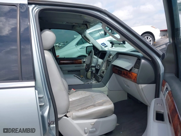2005 Lincoln Navigator Luxury with VIN 5LMFU27505LJ13960, listed as a IAAI auction lot 41893770 with 1 mi miles. Bid and sale history available at carsss.com. Image 5.