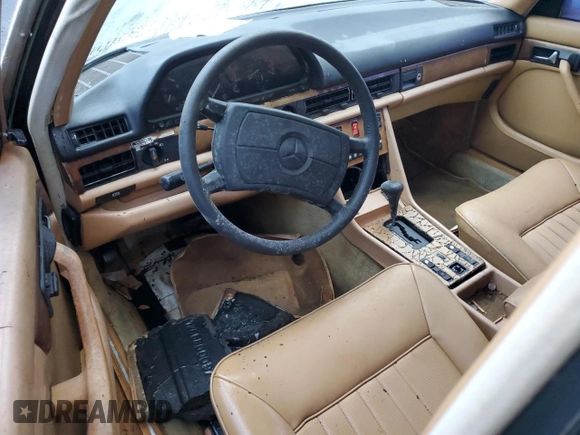 1985 Mercedes-Benz 500 SEL z VIN WDBCA37D2FA121537, wystawiony jako Copart lot #74276044 z przebiegiem Nie podano mil oraz Szkoda całkowita • Salvage title. Historia ofert i sprzedaży dostępna na DreamBid. Obrazek 8.