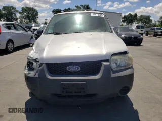 2007 Ford Escape XLS z VIN 1FMYU02Z97KC06172, wystawiony jako Copart lot #56978575 z przebiegiem 155 456 mil mil oraz Szkoda całkowita • Salvage title. Historia ofert i sprzedaży dostępna na DreamBid. Obrazek 5.
