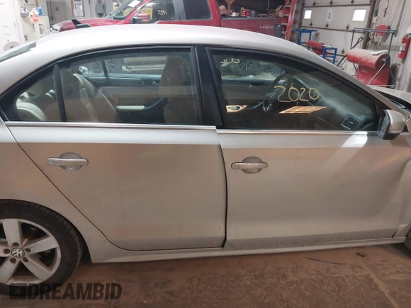 2014 Volkswagen Jetta TDI w/Premium с VIN 3VW3L7AJ6EM237033, выставлен на аукционе IAAI как лот 41482020 с пробегом 134 990 миль миль и . История ставок и продаж доступна на DreamBid. Изображение 13.