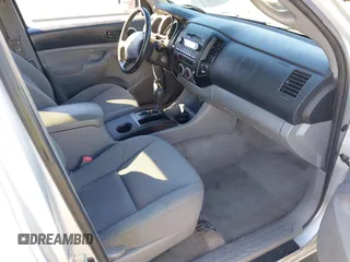 2006 Toyota Tacoma z VIN 5TETX22N46Z292287, wystawiony jako IAAI lot #41347129 z przebiegiem 121 483 mil mil oraz . Historia ofert i sprzedaży dostępna na DreamBid. Obrazek 5.