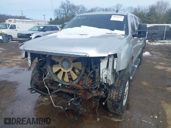 2011 GMC Sierra 2500HD SLT z VIN 1GT121C86BF242488, wystawiony jako IAAI lot #41644211 z przebiegiem 163 233 mil mil oraz . Historia ofert i sprzedaży dostępna na DreamBid. Obrazek 6.