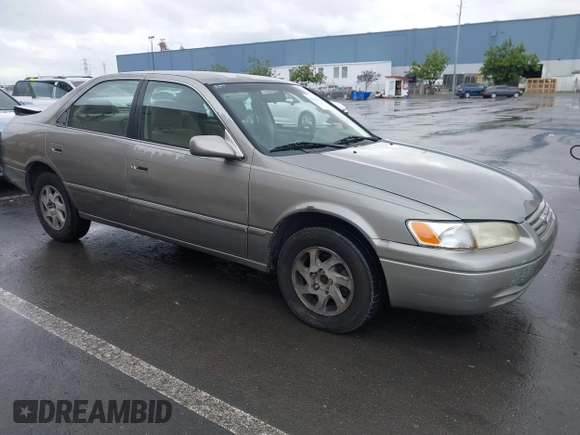 1998 Toyota Camry LE z VIN JT2BG22K7W0225872, wystawiony jako IAAI lot #41252434 z przebiegiem 160 763 mil mil oraz . Historia ofert i sprzedaży dostępna na DreamBid. Obrazek 1.