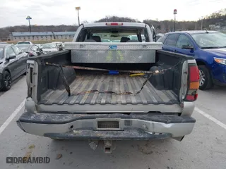2004 GMC Sierra 2500HD SLT with VIN 1GTHK29U24E319326, listed as a IAAI auction lot 41083140 with 206,091 mi miles. Bid and sale history available at carsss.com. Image 16.