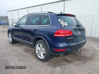 2013 Volkswagen Touareg Lux z VIN WVGEF9BP0DD000495, wystawiony jako IAAI lot #41711365 z przebiegiem 116 223 mil mil oraz . Historia ofert i sprzedaży dostępna na DreamBid. Obrazek 3.