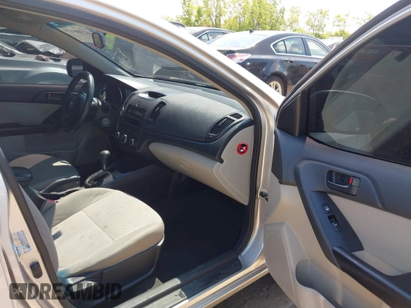 2010 Kia Forte EX z VIN KNAFU4A2XA5838916, wystawiony jako IAAI lot #42380123 z przebiegiem 153 033 mil mil oraz . Historia ofert i sprzedaży dostępna na DreamBid. Obrazek 5.