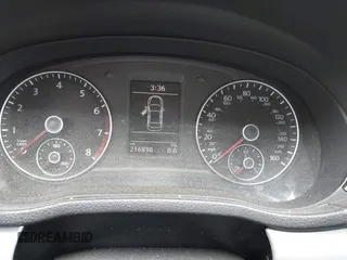 2013 Volkswagen Passat SE z VIN 1VWBP7A36DC033947, wystawiony jako IAAI lot #41943108 z przebiegiem 216 898 mil mil oraz . Historia ofert i sprzedaży dostępna na DreamBid. Obrazek 7.