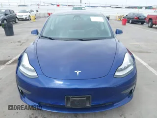 2020 Tesla Model 3 Standard Range Plus z VIN 5YJ3E1EA7LF705809, wystawiony jako IAAI lot #42146416 z przebiegiem 52 056 mil mil oraz . Historia ofert i sprzedaży dostępna na DreamBid. Obrazek 13.