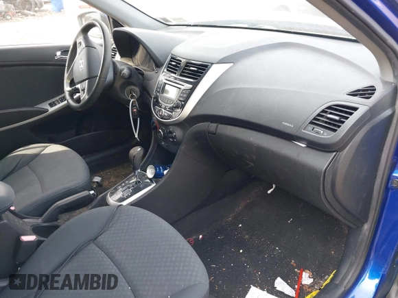 2013 Hyundai Accent SE z VIN KMHCU5AE7DU085650, wystawiony jako IAAI lot #42082694 z przebiegiem 115 506 mil mil oraz . Historia ofert i sprzedaży dostępna na DreamBid. Obrazek 5.