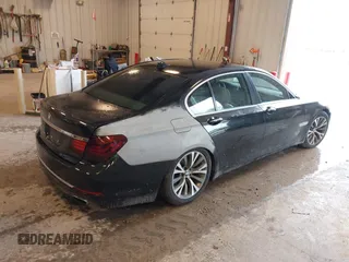 2013 BMW 7 Series 750i xDrive z VIN WBAYB6C56DC997904, wystawiony jako IAAI lot #42529968 z przebiegiem Nie podano mil oraz . Historia ofert i sprzedaży dostępna na DreamBid. Obrazek 4.