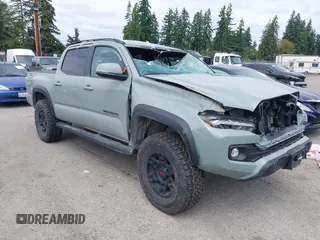 2023 Toyota Tacoma SR z VIN 3TMCZ5ANXPM545608, wystawiony jako IAAI lot #42599182 z przebiegiem 20 749 mil mil oraz . Historia ofert i sprzedaży dostępna na DreamBid. Obrazek 1.