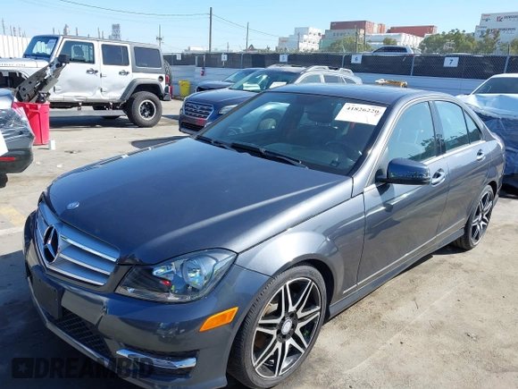 2013 Mercedes-Benz C 250 Sport z VIN WDDGF4HB8DR261166, wystawiony jako IAAI lot #41826220 z przebiegiem 67 660 mil mil oraz . Historia ofert i sprzedaży dostępna na DreamBid. Obrazek 6.