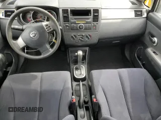 2009 Nissan Versa S z VIN 3N1BC13E59L355648, wystawiony jako Copart lot #57396955 z przebiegiem 67 768 mil mil oraz Szkoda całkowita • Salvage title. Historia ofert i sprzedaży dostępna na DreamBid. Obrazek 8.