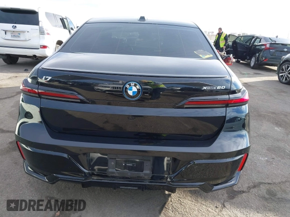 2023 BMW i7 xDrive60 z VIN WBY53EJ08PCN64169, wystawiony jako IAAI lot #40994066 z przebiegiem 6326 mil mil oraz . Historia ofert i sprzedaży dostępna na DreamBid. Obrazek 16.