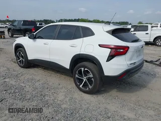 2024 Chevrolet Trax 1RS z VIN KL77LGE28RC154408, wystawiony jako IAAI lot #42105647 z przebiegiem 17 913 mil mil oraz . Historia ofert i sprzedaży dostępna na DreamBid. Obrazek 3.
