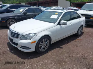 2013 Mercedes-Benz C 300 Sport z VIN WDDGF8AB1DR256537, wystawiony jako IAAI lot #42356297 z przebiegiem 111 496 mil mil oraz . Historia ofert i sprzedaży dostępna na DreamBid. Obrazek 2.