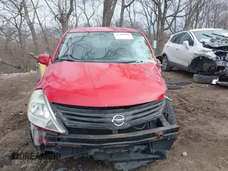 2011 Nissan Versa S z VIN 3N1BC1CP0BL494240, wystawiony jako IAAI lot #41703008 z przebiegiem 182 284 mil mil oraz . Historia ofert i sprzedaży dostępna na DreamBid. Obrazek 13.
