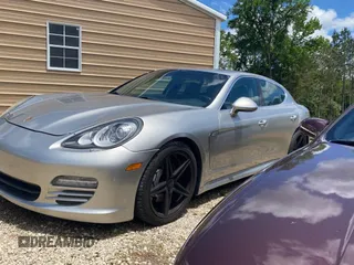 2010 Porsche Panamera S z VIN WP0AB2A76AL065411, wystawiony jako Copart lot #57122525 z przebiegiem 135 112 mil mil oraz Tytuł czysty. Historia ofert i sprzedaży dostępna na DreamBid. Obrazek 2.