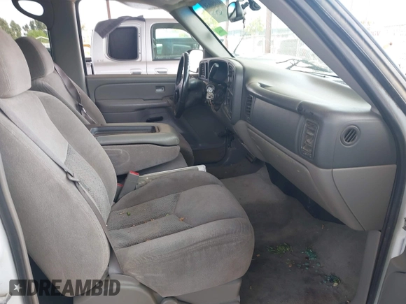 2004 Chevrolet Tahoe LS with VIN 1GNEC13V24J290596, listed as a IAAI auction lot 41956638 with 199,004 mi miles. Bid and sale history available at carsss.com. Image 5.