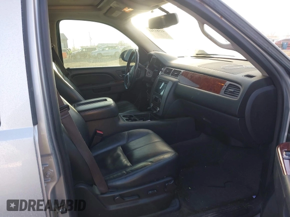 2014 GMC Yukon SLT with VIN 1GKS2CE00ER225071, listed as a IAAI auction lot 41581341 with 113,212 mi miles. Bid and sale history available at carsss.com. Image 5.