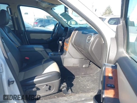 2010 Ford Explorer Eddie Bauer z VIN 1FMEU7EE8AUA98899, wystawiony jako IAAI lot #42058393 z przebiegiem 105 619 mil mil oraz . Historia ofert i sprzedaży dostępna na DreamBid. Obrazek 5.