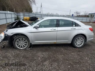 2012 Chrysler 200 Touring z VIN 1C3CCBBG8CN130579, wystawiony jako Copart lot #53312945 z przebiegiem Nie podano mil oraz Szkoda całkowita • Salvage title. Historia ofert i sprzedaży dostępna na DreamBid. Obrazek 1.