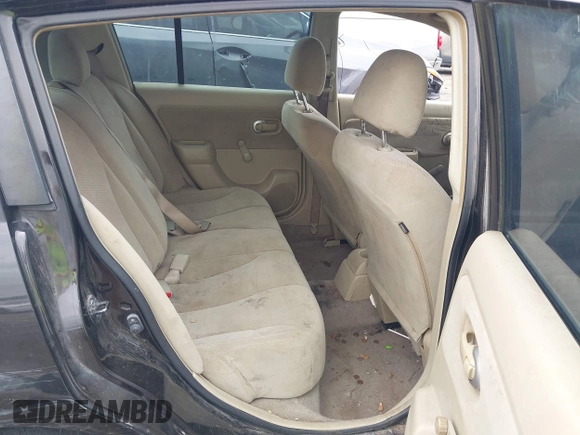 2011 Nissan Versa S z VIN 3N1BC1CPXBL367494, wystawiony jako IAAI lot #42139373 z przebiegiem 151 019 mil mil oraz . Historia ofert i sprzedaży dostępna na DreamBid. Obrazek 8.