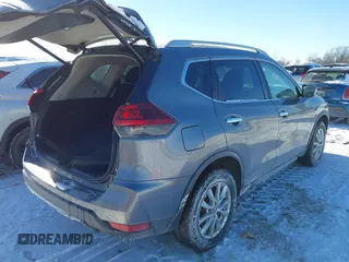 2018 Nissan Rogue SV z VIN KNMAT2MV9JP591094, wystawiony jako IAAI lot #41318760 z przebiegiem 174 551 mil mil oraz . Historia ofert i sprzedaży dostępna na DreamBid. Obrazek 4.