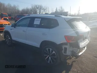 2023 Volkswagen Taos SE z VIN 3VVNX7B29PM345710, wystawiony jako IAAI lot #41805268 z przebiegiem 27 783 mil mil oraz . Historia ofert i sprzedaży dostępna na DreamBid. Obrazek 3.