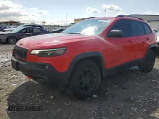 2019 Jeep Cherokee Trailhawk z VIN 1C4PJMBX3KD256495, wystawiony jako Copart lot #56122695 z przebiegiem 98 786 mil mil oraz Szkoda całkowita • Salvage title. Historia ofert i sprzedaży dostępna na DreamBid. Obrazek 1.