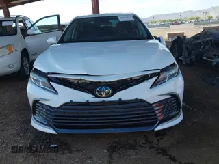 2024 Toyota Camry LE z VIN 4T1C11AK4RU864390, wystawiony jako IAAI lot #42212311 z przebiegiem 17 107 mil mil oraz . Historia ofert i sprzedaży dostępna na DreamBid. Obrazek 12.