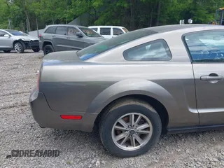 2005 Ford Mustang Deluxe z VIN 1ZVFT80N355160005, wystawiony jako IAAI lot #42288228 z przebiegiem 152 140 mil mil oraz . Historia ofert i sprzedaży dostępna na DreamBid. Obrazek 16.