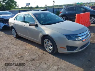 2010 Ford Fusion SE z VIN 3FAHP0HA0AR276388, wystawiony jako IAAI lot #42457499 z przebiegiem 137 482 mil mil oraz . Historia ofert i sprzedaży dostępna na DreamBid. Obrazek 1.