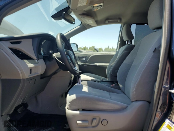 2018 Toyota Sienna LE Auto Access Seat z VIN 5TDKZ3DC5JS940670, wystawiony jako Copart lot #63253685 z przebiegiem 92 604 mil mil oraz Szkoda całkowita • Salvage title. Historia ofert i sprzedaży dostępna na DreamBid. Obrazek 7.