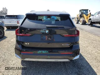2025 BMW X1 xDrive28i z VIN WBX73EF06S5209777, wystawiony jako Copart lot #52076935 z przebiegiem 324 mil mil oraz Szkody całkowita. Historia ofert i sprzedaży dostępna na DreamBid. Obrazek 6.