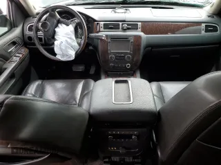 2014 GMC Yukon Denali z VIN 1GKS1EEF4ER130225, wystawiony jako Copart lot #53042185 z przebiegiem Nie podano mil oraz Szkody całkowita. Historia ofert i sprzedaży dostępna na DreamBid. Obrazek 8.