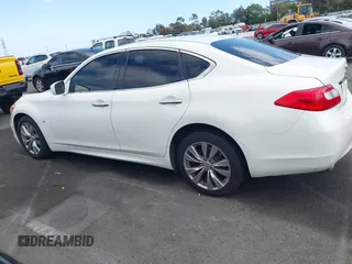 2014 Infiniti Q70 Luxe z VIN JN1BY1AP3EM260169, wystawiony jako IAAI lot #42128494 z przebiegiem 97 189 mil mil oraz . Historia ofert i sprzedaży dostępna na DreamBid. Obrazek 14.