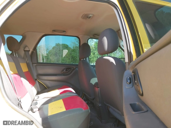 2003 Ford Escape XLS Popular with VIN 1FMYU92113KD90189, listed as a IAAI auction lot 42082279 with 261,215 mi miles. Bid and sale history available at carsss.com. Image 8.
