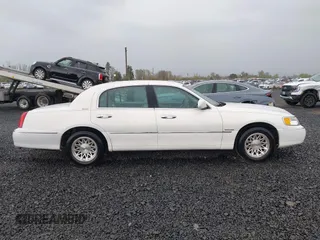 1999 Lincoln Town Car Signature z VIN 1LNFM82W0XY603679, wystawiony jako IAAI lot #41871509 z przebiegiem 109 638 mil mil oraz . Historia ofert i sprzedaży dostępna na DreamBid. Obrazek 13.